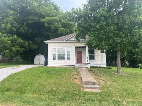 204 5th Ave, Greenwood, MO 64034