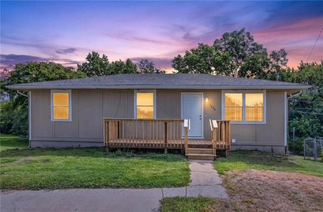 1226 W 3rd St, Edgerton, KS 66021