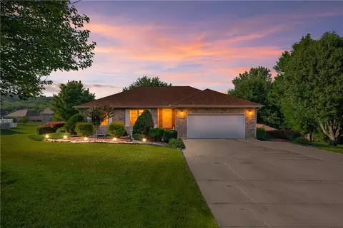 125 Hatchell Rd, Tonganoxie, KS 66086