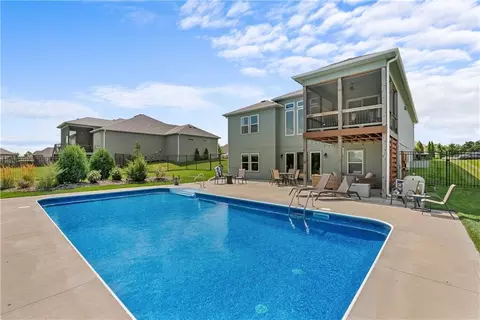 Exterior - 1109 SW Brookside Ct, Lees Summit, MO 64064 photo 12 of 13