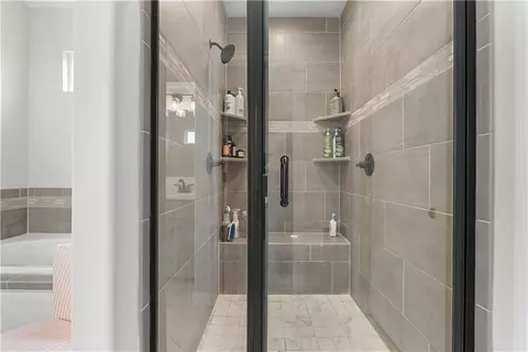 Bath - 1109 SW Brookside Ct, Lees Summit, MO 64064 photo 4 of 6