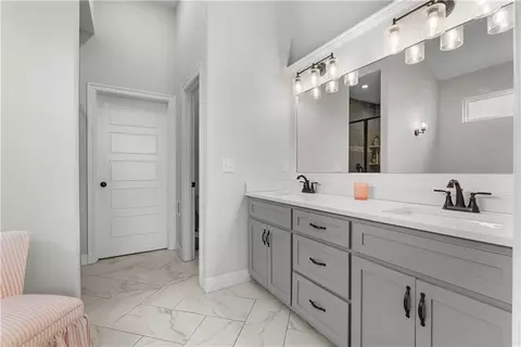 Bath - 1109 SW Brookside Ct, Lees Summit, MO 64064 photo 2 of 6