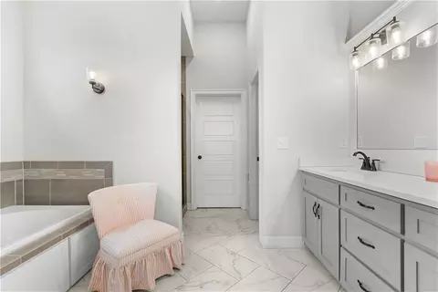 Bath - 1109 SW Brookside Ct, Lees Summit, MO 64064 photo 1 of 6
