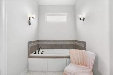 Bath - 1109 SW Brookside Ct, Lees Summit, MO 64064 photo 3 of 6