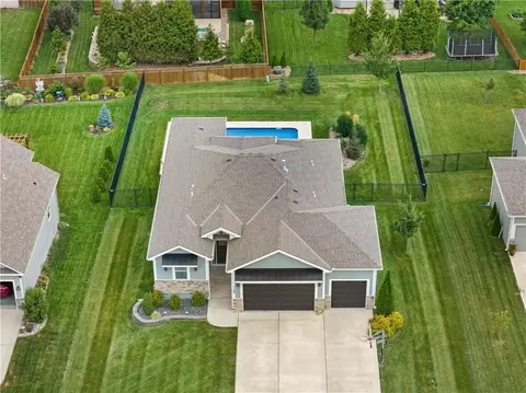View/Area - 1109 SW Brookside Ct, Lees Summit, MO 64064 photo 4 of 6
