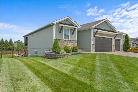 Exterior - 1109 SW Brookside Ct, Lees Summit, MO 64064 photo 2 of 13