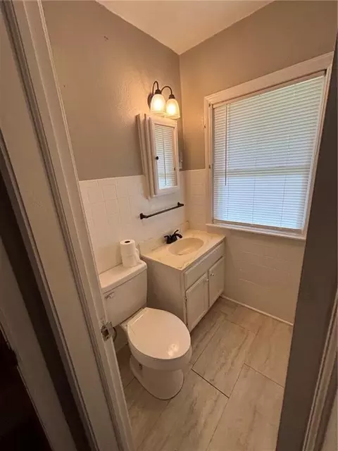 Bath - 307 Phelps St, Windsor, MO 65360 photo 1 of 2