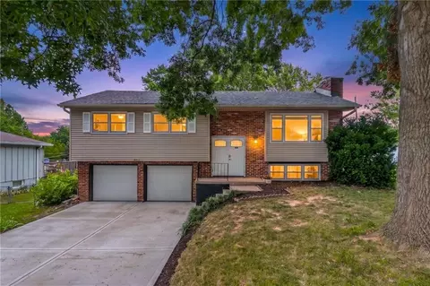 8815 N Kenwood Ave, Kansas City, MO 64155