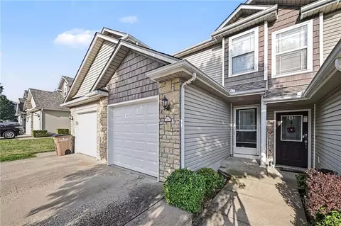 210 Pointe Ln, Raymore, MO 64083 photo 3