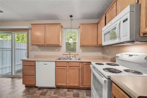 210 Pointe Ln, Raymore, MO 64083 photo 9