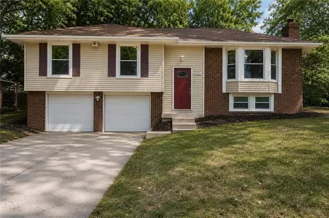 409 Duncan Rd, Blue Springs, MO 64014