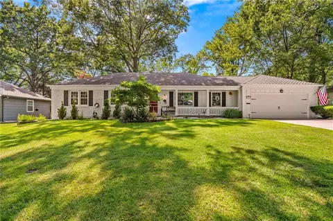 9416 Wenonga Rd, Leawood, KS 66206