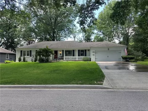 9416 Wenonga Rd, Leawood, KS 66206