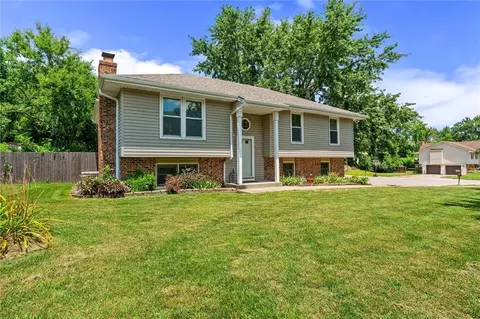 528 NE Karapat Dr, Kansas City, MO 64155