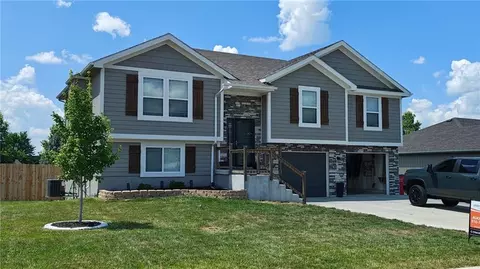 1310 SW Burns Cir, Oak Grove, MO 64075