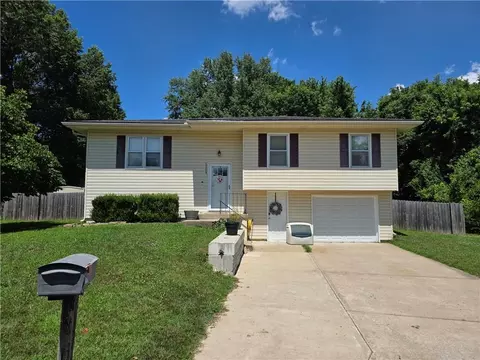1304 SE 20th St, Oak Grove, MO 64075