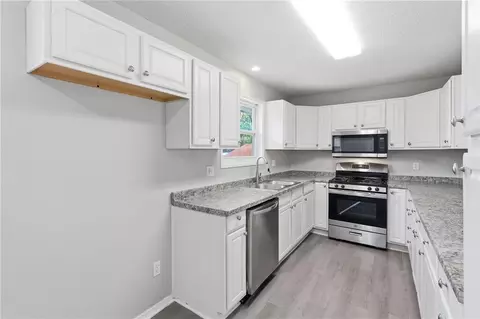 Kitchen - 6405 E 140th Ter, Grandview, MO 64030 photo 3 of 4