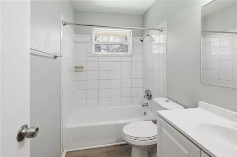 Bath - 6405 E 140th Ter, Grandview, MO 64030 photo 2 of 4