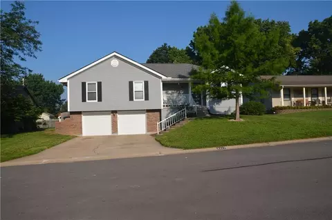 2319 NW Leann Dr, Blue Springs, MO 64014