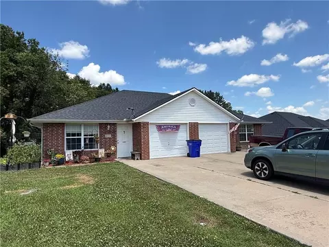 208-210 NW Woodbury Dr, Grain Valley, MO 64029