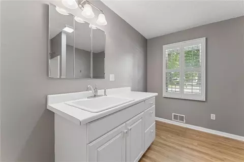 Bath - 3922 S Harbaugh Dr, Independence, MO 64055 photo 2 of 4