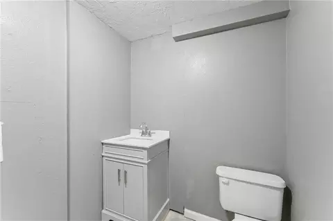 Bath - 3922 S Harbaugh Dr, Independence, MO 64055 photo 4 of 4
