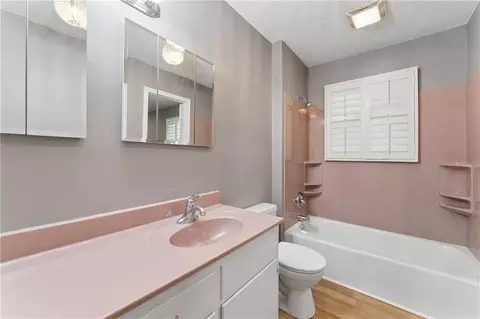 Bath - 3922 S Harbaugh Dr, Independence, MO 64055 photo 1 of 4