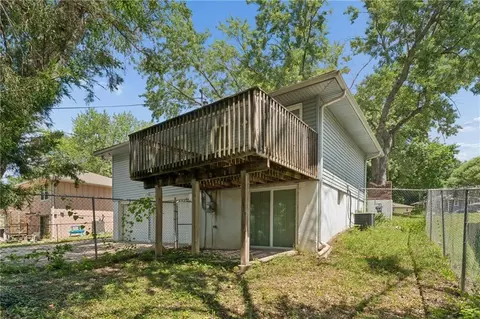 Exterior - 3922 S Harbaugh Dr, Independence, MO 64055 photo 4 of 8