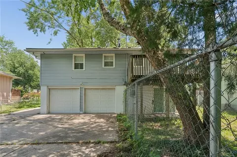 Exterior - 3922 S Harbaugh Dr, Independence, MO 64055 photo 3 of 8