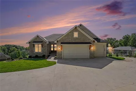 10200 River Hills Dr, Parkville, MO 64152