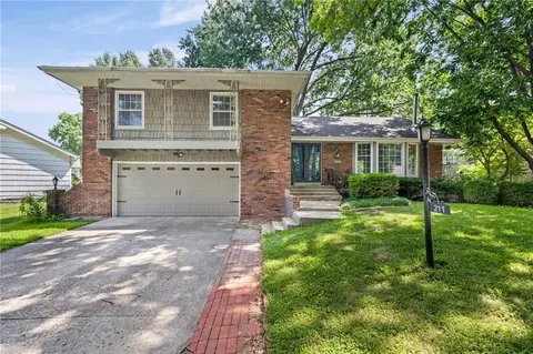 211 W 110th St, Kansas City, MO 64114
