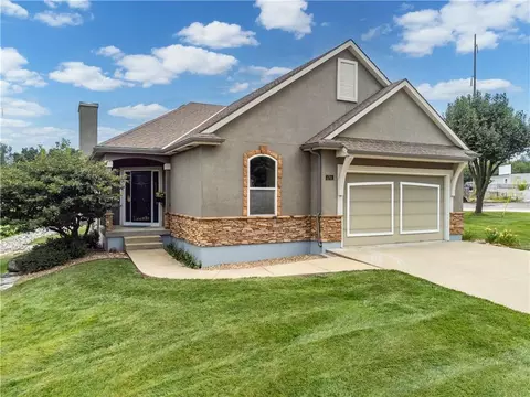 4701 Indigo Hills Dr, Blue Springs, MO 64015