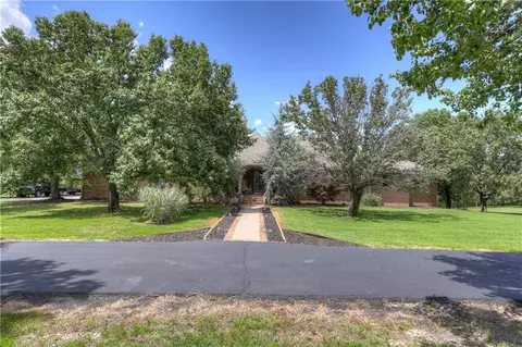 1426 E State Line Rd, Baxter Springs, KS 66713