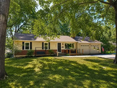 9255 Hemlock St, Overland Park, KS 66212