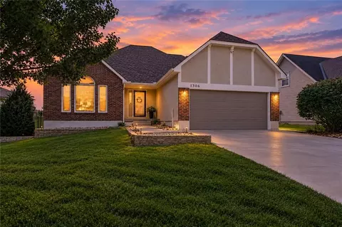 1306 SW Stonecreek Dr, Blue Springs, MO 64015
