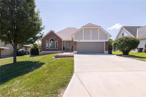 1306 SW Stonecreek Dr, Blue Springs, MO 64015