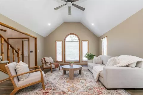 1306 SW Stonecreek Dr, Blue Springs, MO 64015