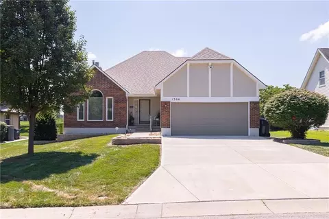 1306 SW Stonecreek Dr, Blue Springs, MO 64015
