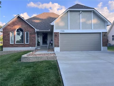 1306 SW Stonecreek Dr, Blue Springs, MO 64015