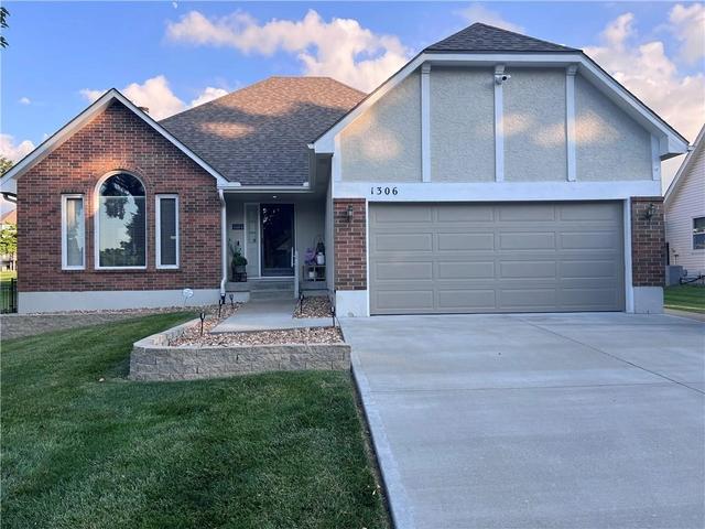 1306 SW Stonecreek Dr, Blue Springs, MO 64015