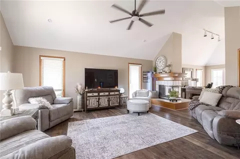 1306 SW Stonecreek Dr, Blue Springs, MO 64015