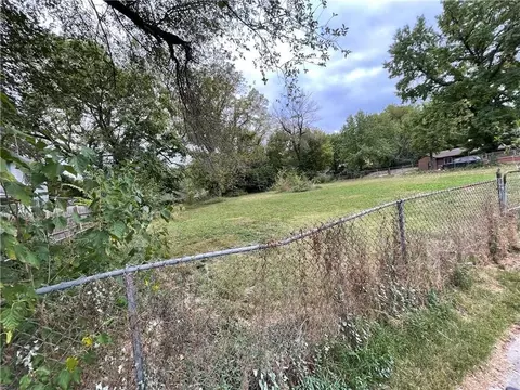 7039 7041 7043 College Ave, Kansas City, MO 64132