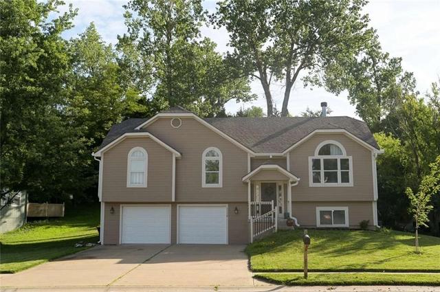 11116 NW 55th St, Parkville, MO 64152