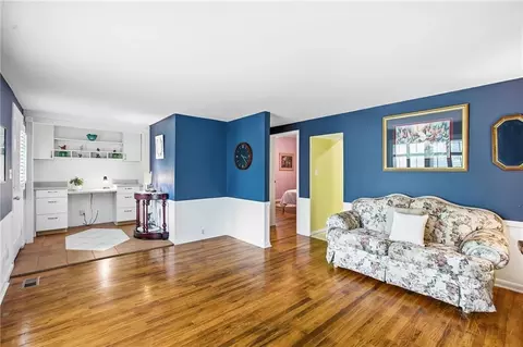 Living - 309 E Kansas Ave, Independence, MO 64050 photo 4 of 4
