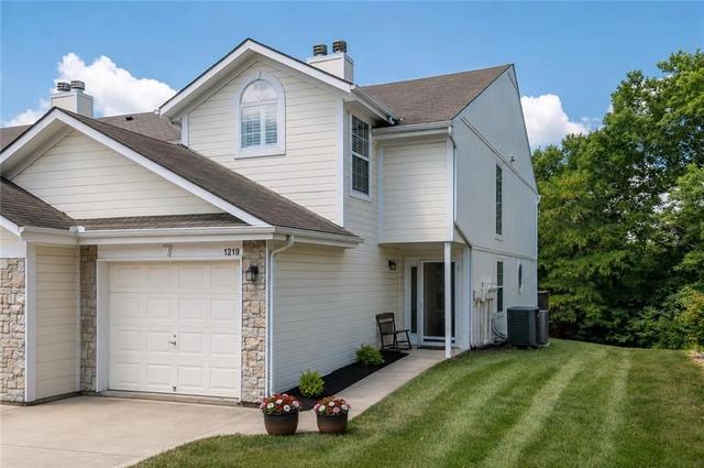 1219 NW Hidden Ridge Cir, Blue Springs, MO 64015
