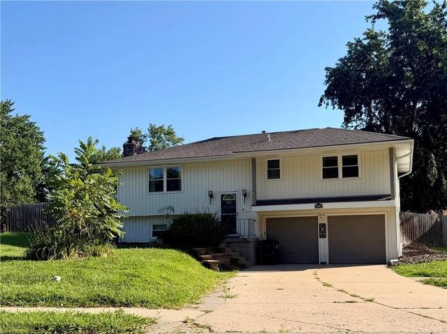 417 SW Parkwood Dr, Blue Springs, MO 64014