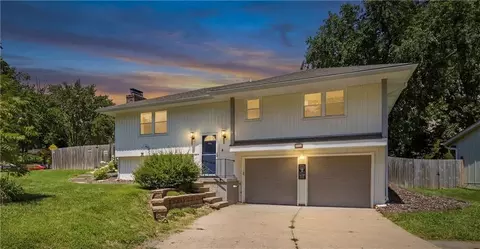 417 SW Parkwood Dr, Blue Springs, MO 64014