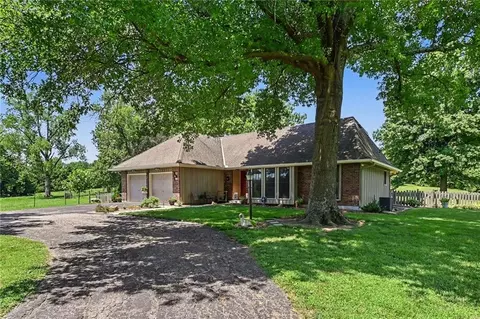 17581 178th St, Tonganoxie, KS 66086