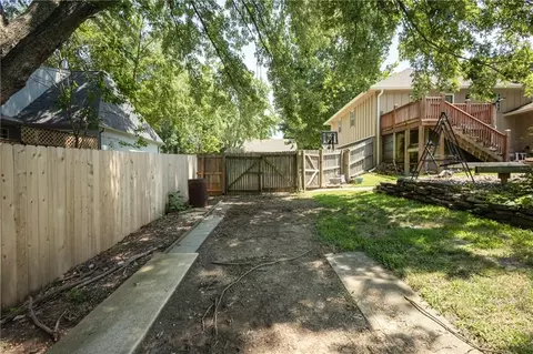 Exterior - 404 S Sunset Ln, Raymore, MO 64083 photo 19 of 21