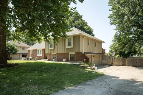 Exterior - 404 S Sunset Ln, Raymore, MO 64083 photo 3 of 21
